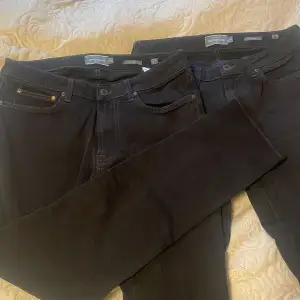 Dessa är min storebrors jeans som han köpte från dressman, han har enbart använt dom en gång då dom inte passade så bra. Båda är köpta för 600kr var men jag säljer båda paren för 500kr och 300kr för ett par jeans.