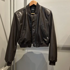 Skinnjacka från zara - Skinnjacka från zara köpt förra våren. Storlek XS. Föreslå pris!🥰