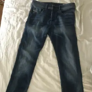 Regular slim-tapered jeans ifrån Diesel! De är grabb jeans och dom är i bra skick, skriv vid funderingar🙏