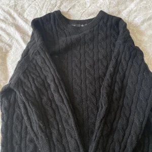 Stickad tröja - Svart stickad tröja i fint skick