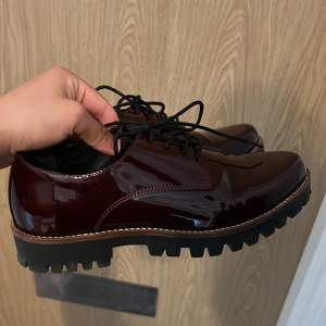 Läder skor från märket ”Clarks” i nyskick. Storlek 38. Använd gärna ”köp funktionen”