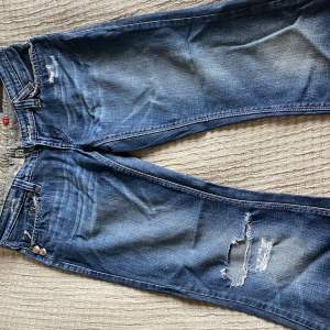 Low waist bootcut jeans från River Island. Passar nog någon som är runt 160 cm. Vid frågor är det bara att höra av sig!💓Pris kan diskuteras! 
