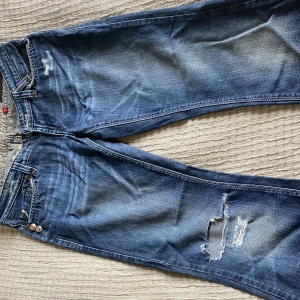 Vintage Jeans River Island - Low waist bootcut jeans från River Island. Passar nog någon som är runt 160 cm. Vid frågor är det bara att höra av sig!💓Pris kan diskuteras! 