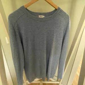 Stickad tröja - Stickad tröja ifrån Fillipa K i gott skick! Tröjan är i väldigt skönt material och har mycket kvar att ge! Pris kan diskuteras vid snabb affär☺️