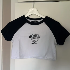 Croppad tröja från bershka - Säljer denna super fina croppad tröjan från bershka! Helt oanvänd, endast testad. Storlek S, 30kr