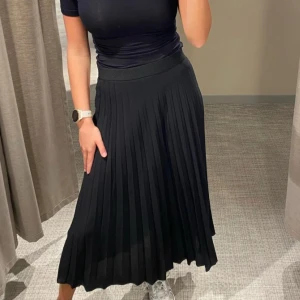 Plisserad svart kjol  - Säljer denna super fina svarta plisserade kjolen! Storlek 36/ S. 50kr