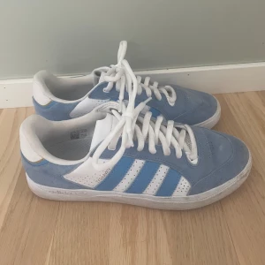 Adidas Tyshawn - Ett par Adidas tyshawn i väldigt gott skick! Skorna är lite smutsiga på bilden men är enkelt att lösa. Eftersom skorna är tänkta som skate skor så är de väldigt bekväma och bland de skönaste skorna som jag ägt! Pris kan diskuteras vid snabb affär!