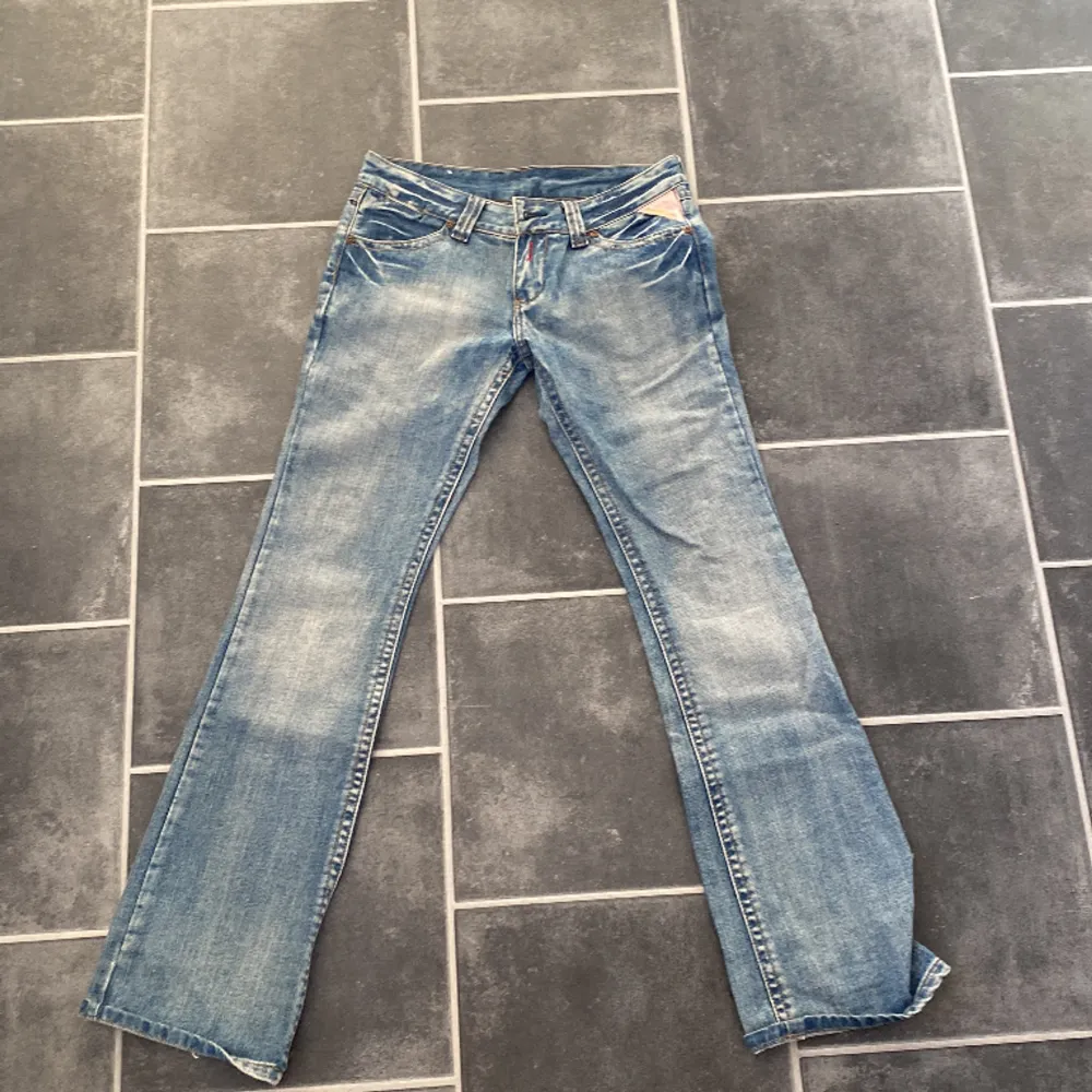 Skit snygga replay jeans med orange detaljer. Lowwaist. Jeans & Byxor.