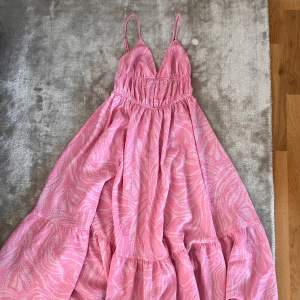Rosa långklänning i storlek S  Från H&M 