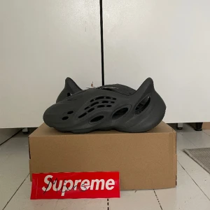 Yeezy foam rnr - Tja, säljer ett par yeezy foam rnr carbon  Skick 10/10 aldrig använda  Storlek 44,5 Pris 999kr   Tack 🙏 