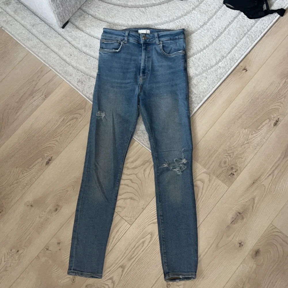 Jeans från Zara med slitningar. Supersnygga men jag har tyvärr växt ur dem. Jeans & Byxor.