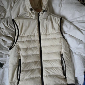 Hugo boss väst - Använt skick  Köpt för ca 2 månader sen på Hugo boss mall of scandinavia 