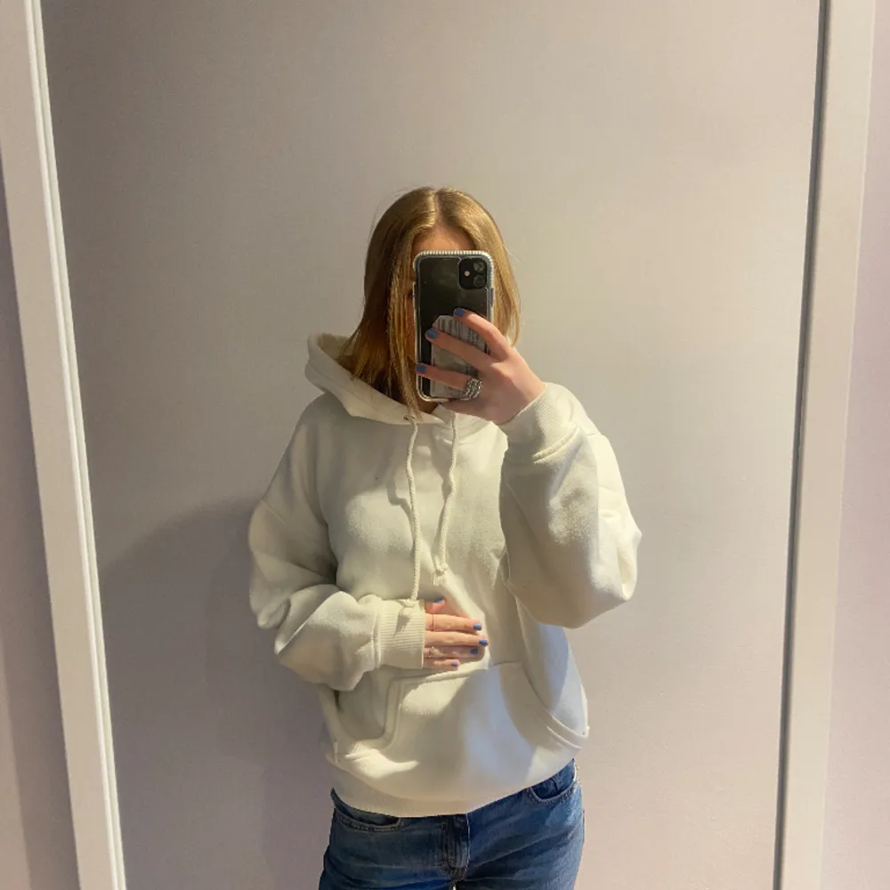 En superfin vit hoodie från Bikbok, säljer för att den inte används mer 💕superbra till sommaren och kan matcha den till en fin kjol, hör av er kring frågor :) Den är i XS men passar också mig som oftast bär S🫶🏼. Hoodies.