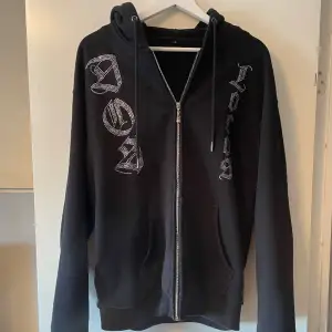 Säljer en sällsynt rhinestone zip hoodie från dos locos, jag köpte denna på deras andra drop och sen dess har de inte släppt några fler. Den är i jättebra skick, endast någon enstaka sten som ramlat av, annars toppskick.