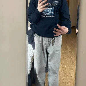 Baggy Jeans+Vintage Crewneck - Säljer nu ett par HM Baggy jeans W30L32 & Vintage Crewneck strl M🔥 Båda för 220kr eller Jeans-150kr, Crewneck-120kr.  Hör av dig vid frågor!
