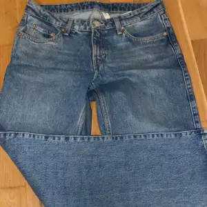 Säljer nu mina low straight jeans från weekday i modellen arrow. De är i bra skick och köpta för ca 600 kr. 