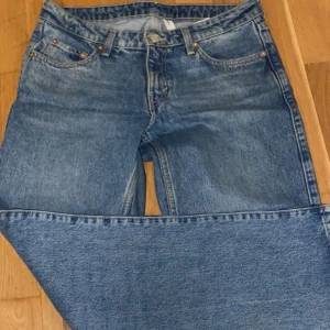 Low waist jeans  - Säljer nu mina low straight jeans från weekday i modellen arrow. De är i bra skick och köpta för ca 600 kr. 