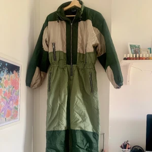 Vintage overall/snowsuit - Vattentät fodrad overall perfekt för skid-/snowboard åkning.  Fler bilder ges på begäran. Priset går att diskuteras.  Säljer för den används inte. Köpt på vinokilo i Göteborg.