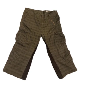 Custom green cargo pants - Mina custom cargos ganska bra kvalite och väldigt skön material 