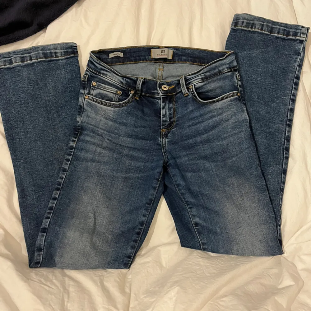 Säljer mina Ltb jeans i modellen bootcut fallon (low waist).Sitter nästan exakt som valerie modellen. De är jätte fina och storlek 25/30. De är i perfekt skick förutom att det har blivit ett hål där bältet ska sitta, men inget som syns när de är på💕💕. Jeans & Byxor.