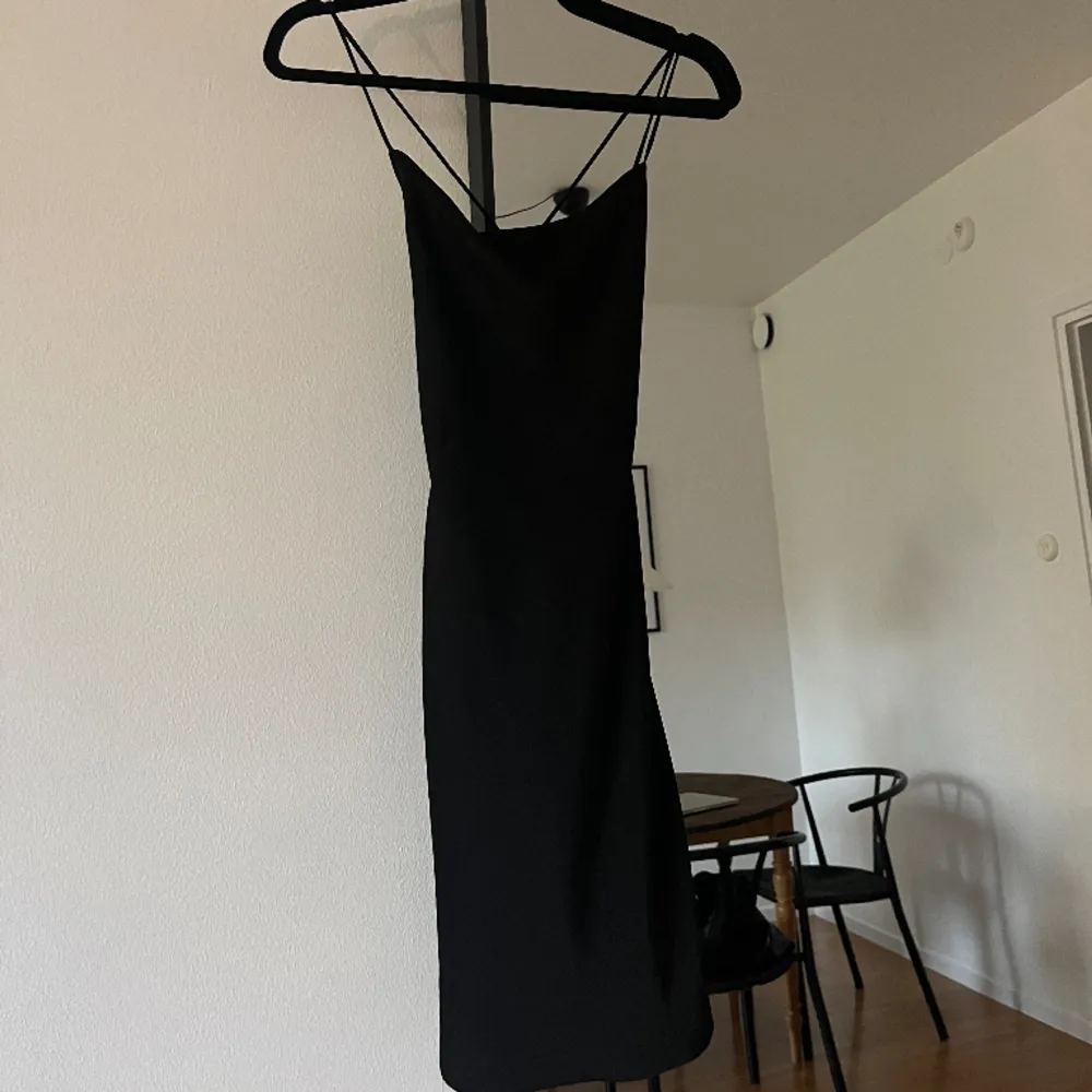 Så fin svart klänning, kryss i ryggen 🖤. Klänningar.
