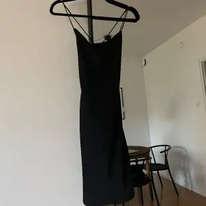 Så fin svart klänning, kryss i ryggen 🖤