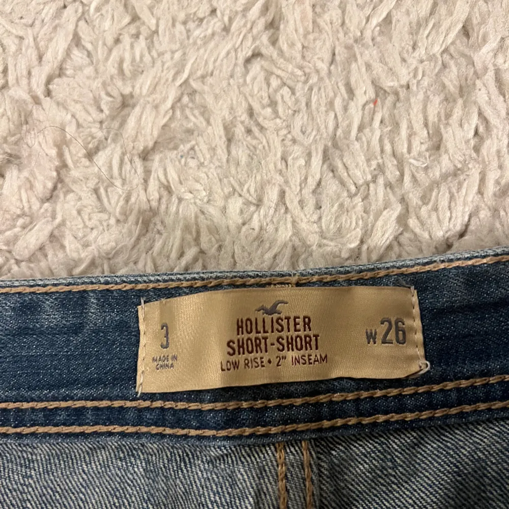 Säljer dessa supersnygga hollister jeansshortsen med spetsdetalj!!❤️❤️. Shorts.