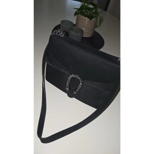 Suede snake bag - Svart Suede snake bag från Glamwear Fint skick 300kr + frakt (!!OBS SÄLJER ÅT MIG SYSTER!!)