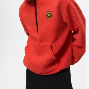 sweatshirt  - oanvänd röd sweatshirt i fleece material, som jag säljer då den inte kommer till användning. den är för stor för mig och gick ej att lämna tillbaka