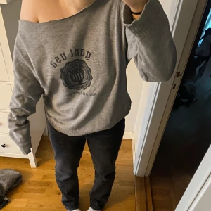 Grå sweatshirt - Säljer denna avklippta gråa sweatshirten, som jag gjort själv. Jätte snygg och passar till nästan allt!! Älskar den, men säljer den då den inte riktigt kommer till användning, annars jätte bra skick. Kontakta för mer info🫶🫶