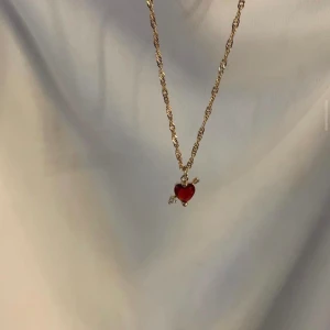 Halsband och Örhängen  - Så snyggt halsband och örhänge. Halsband 199kr Örhänge 109kr/st eller 179kr för ett par. Paketpris: 349kr (ett halsband och ett par av örhängena) Modell 043/044