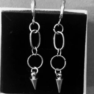 Örhängen  - Säker dessa sjuk snygga egen gjorda örhängen! Köp en för 109kr eller ett par för 179kr. Kan göra guld också. Modell 003