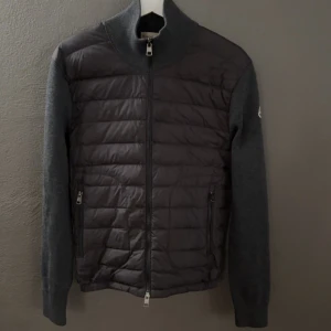 Moncler tricot  - Riktigt fet cardigan, blev kär på bild men något med den gjorde att jag använt den bara några gånger… köpt av trendsellers i nyskick (kvitto finns) 