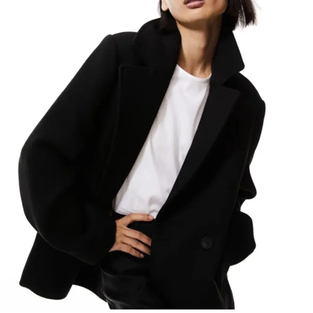Fin svart dubbelknäppt kappa från H&M endast testad så helt ny, därav priset. Slutsåld. Köpt för 559. Perfekt till våren eller hösten💞. Jackor.