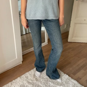 G star jeans - Så fina lågmidjade jeans från g star⭐️ knappt använda!!! Är 165 cm🥰
