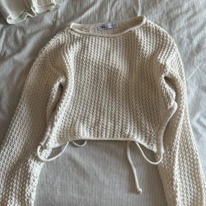 Stickad Topp - Stickad topp från Zara i storlek S, den är i mycket bra skick. Perfekt nu till våren!☀️