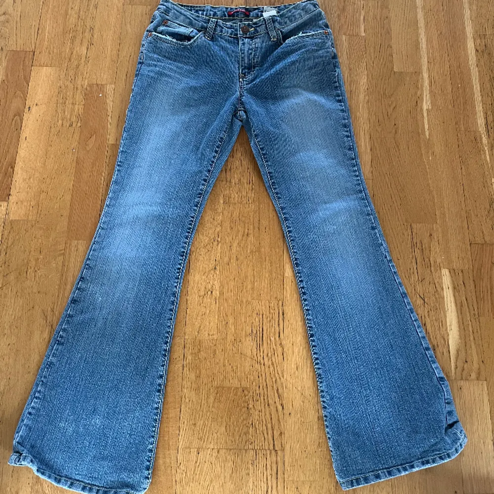 Super fina lågmidjade jeans som tyvärr är lite för stora för mig. Passar perfekt till allt och inga defekter.. Jeans & Byxor.