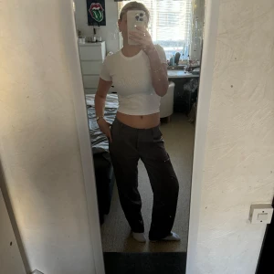 Kostymbyxor - Aldrig använda, supersnygga kostymbyxor i en mer baggy modell. Är 171 och de nuddar marken. Färgen gör sig inte helt rätt på bilderna! Skriv för fler frågor🌸😊💕 priset går att diskutera! Nypris 549