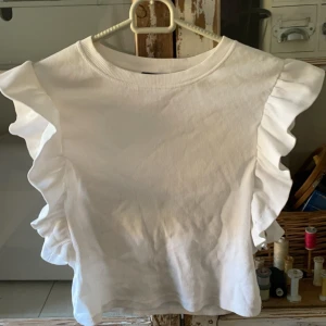 Volang tröja - Säljer nu min volang tröja från Zara då den inte kommer till användning. Använd Max 5 gånger. Köpt för 270kr. Säljer för 120kr. Priset kan sänkas vid snabb affär. Tvättar såklart innan den postas. Köparen står för frakt. Köp gärna via plick. ☺️