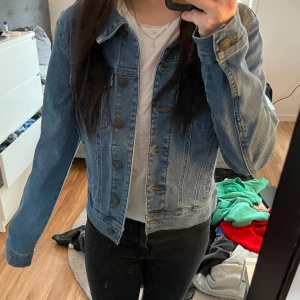 Jeansjacka vero moda - Jeansjacka ifrån Vero Moda. Använd ca 3 gånger. Perfekt till sommaren! ☀️🌷 Skriv om ni undrar något 💓