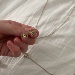 Lily & rose set - Jag säljer hela mitt lily & rose sett med halsband armband ring och örhängen! Går även att köpa styckvis. Små defekter, inget som syns  Jag säljer hela settet för 250kr. Bara halsbandet 99kr Bara armbandet 79kr Bara ringen 79kr Bara örhängerna 79kr