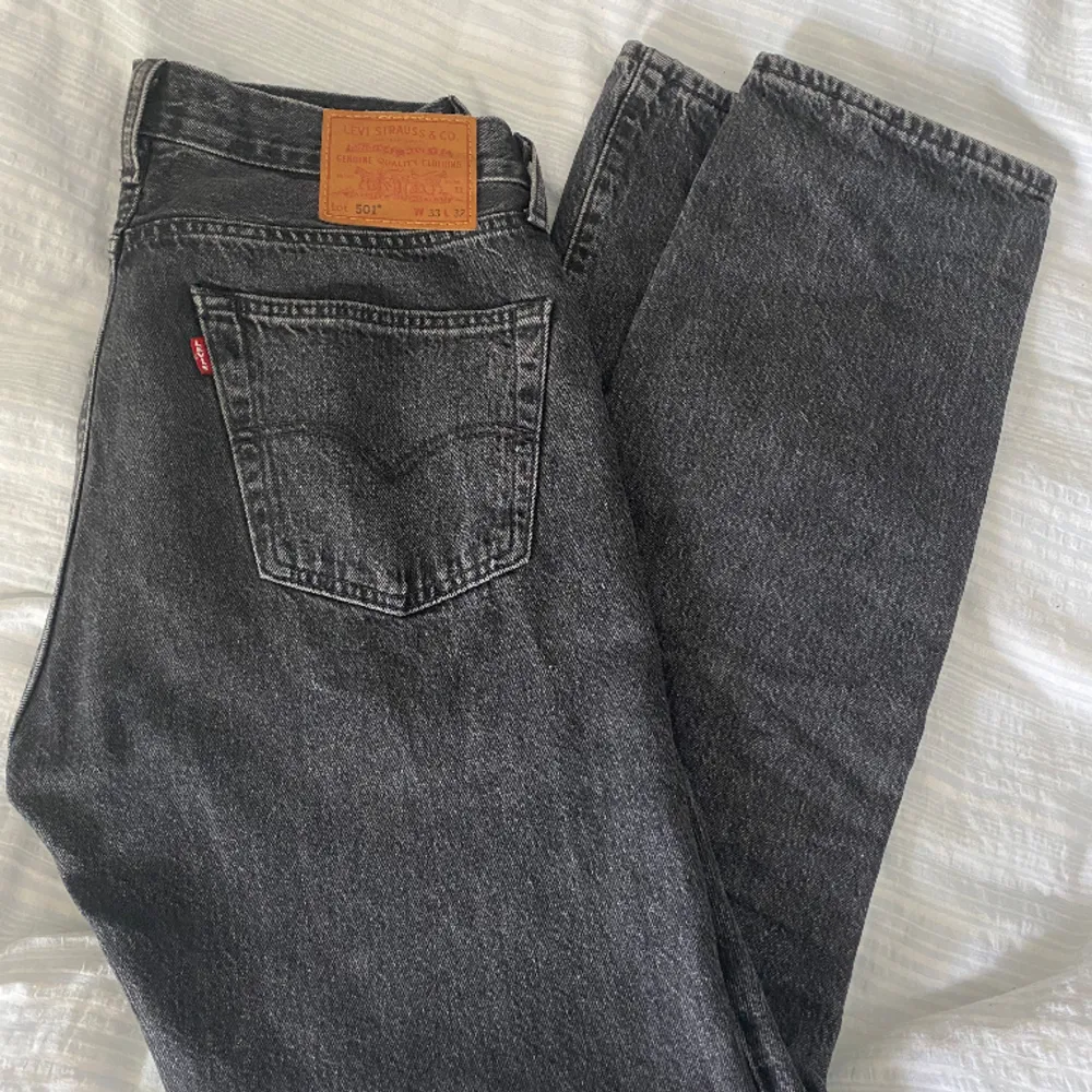 Hjälper min bror att sälja lite!  Levi’s 501 Jeans i storlek W33 L32, dessa är i nyskick och säljes pga att han växer och inte hann få användning för dem. Nypris 1099, säljes för 275kr! . Jeans & Byxor.