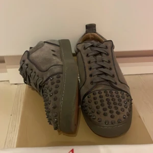  Christian louboutins - Ett par gråa Louboutins i ganska bra skick.