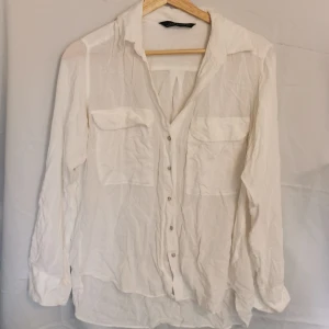 Vit skjorta Zara  - Fin och mjuk skjorta från zara💕 lite genomskinlig då materialet är tunt. 