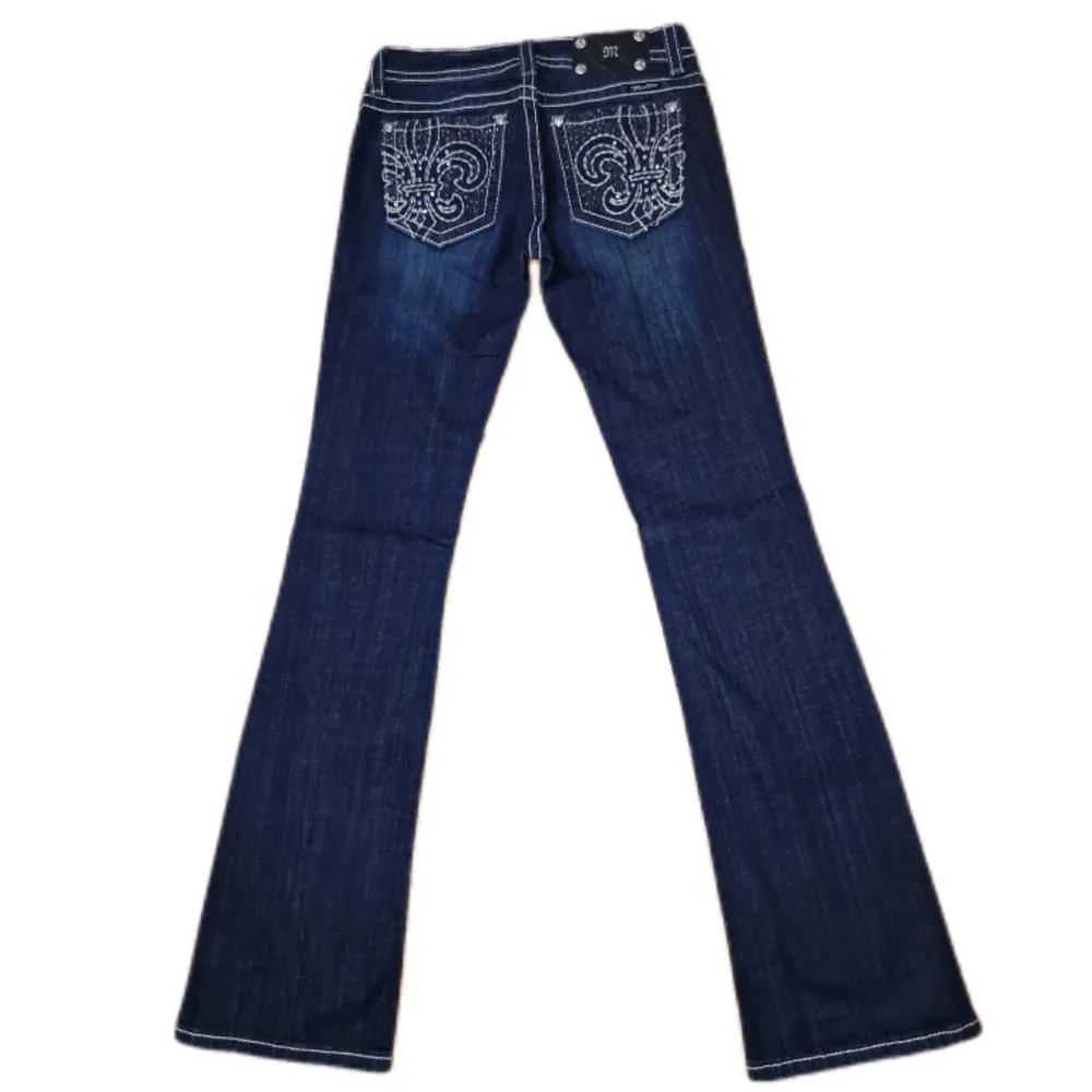 Miss Me jeans i modellen ”JP5493B/boot” midjemåttet rakt över är 39cm. Ytterbenet 109cm och innerbenet 88cm. Jeansen är som nya. Kontakta vid intresse!. Jeans & Byxor.