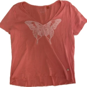 Esprit t-shirt - Säljer denna jättefina t-shirten från esprit🩷🦋på tröjan står det XL men jag skulle säga att den är M
