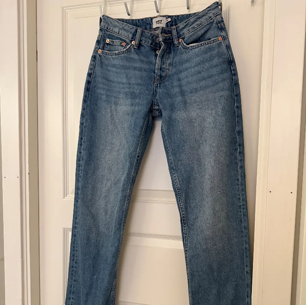 Säljer ett par oanvända Icon Jeans från Lager157 eftersom att de är för stora för mig. Dock är lappen borttagen. Köpt för 400 kr. Säljer även ett par i svart.. Jeans & Byxor.