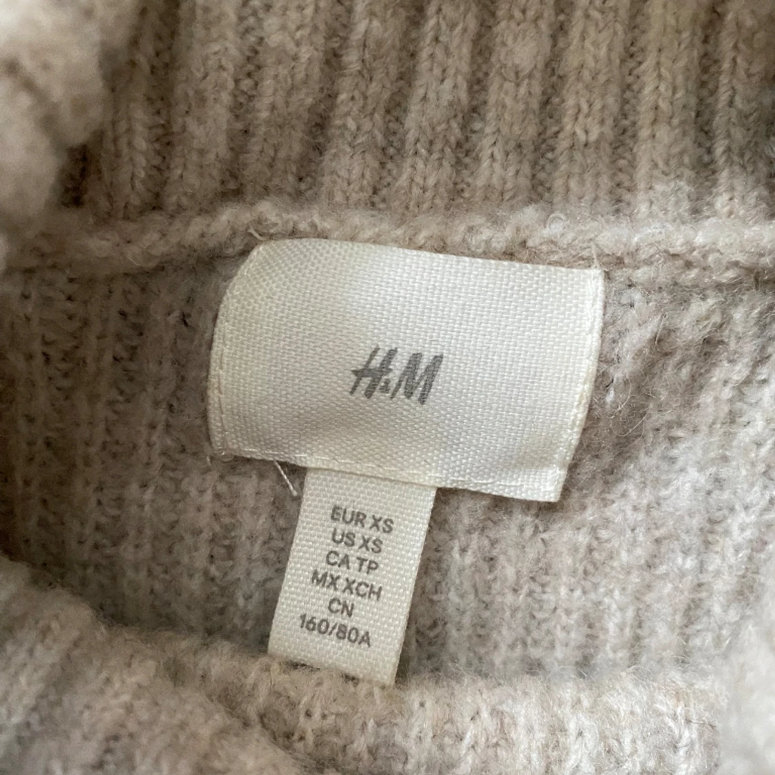 Beige stickad tröja - 90