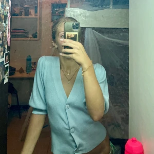 Ljusblå top/kofta - Superfin top från NAKD, bara använd 2 gånger och helt i nyskick. Köpt för 400kr, pris kan diskuteras. Skriv privat för fler bilder☺️