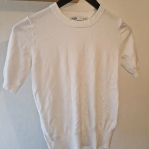 Stickad t-shirt från zara - Tröjan har använts men har inga skador.